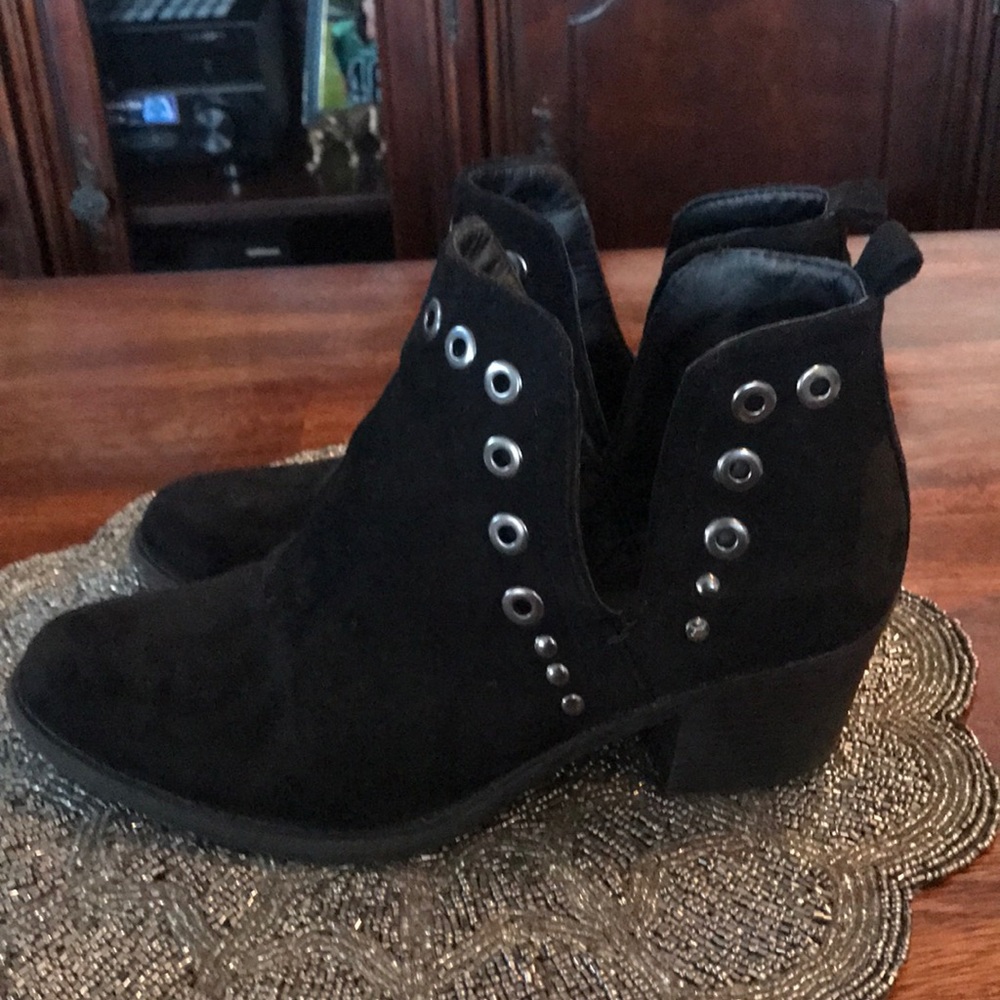 Boot - Picture 2 of 5